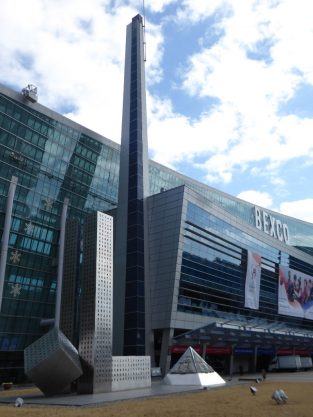 029a_Skulpture, Vorplatz, BEXCO Exhibition Hall 1, Busan, KOR